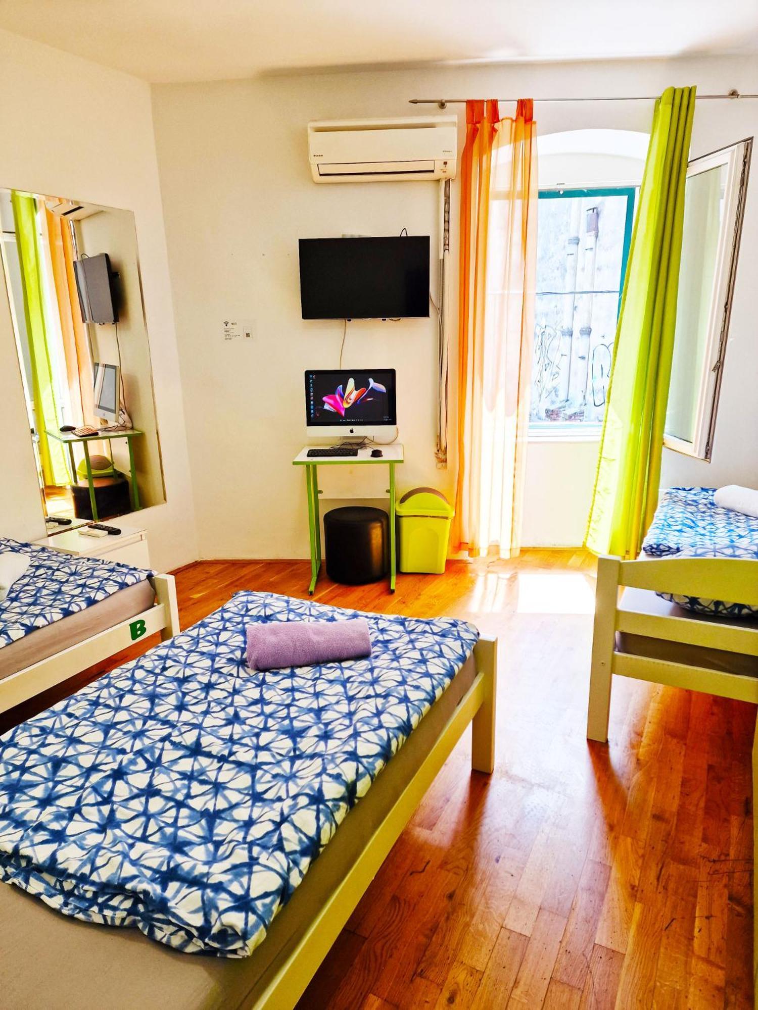 Croparadise Hostel Split Bagian luar foto