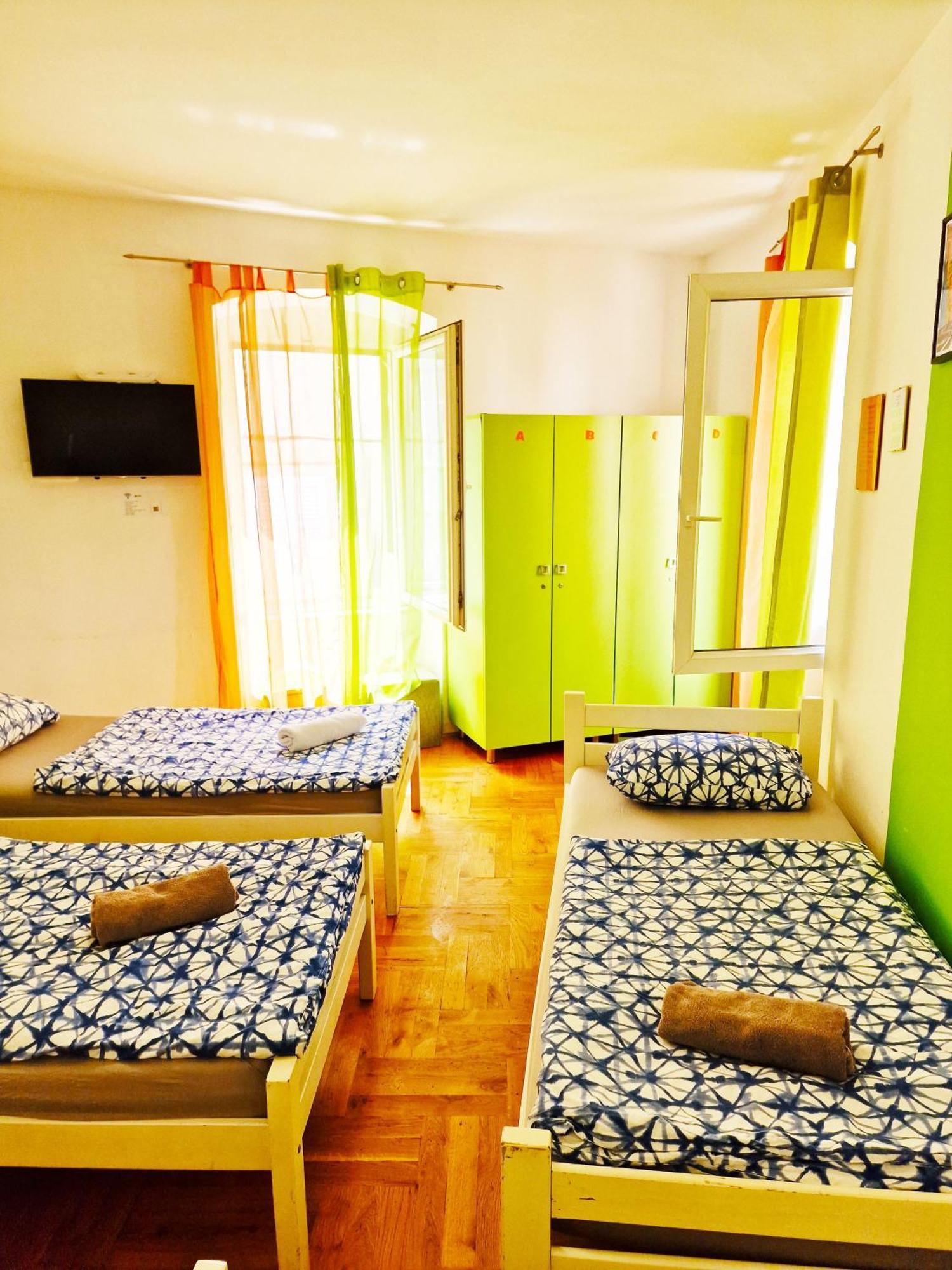 Croparadise Hostel Split Bagian luar foto