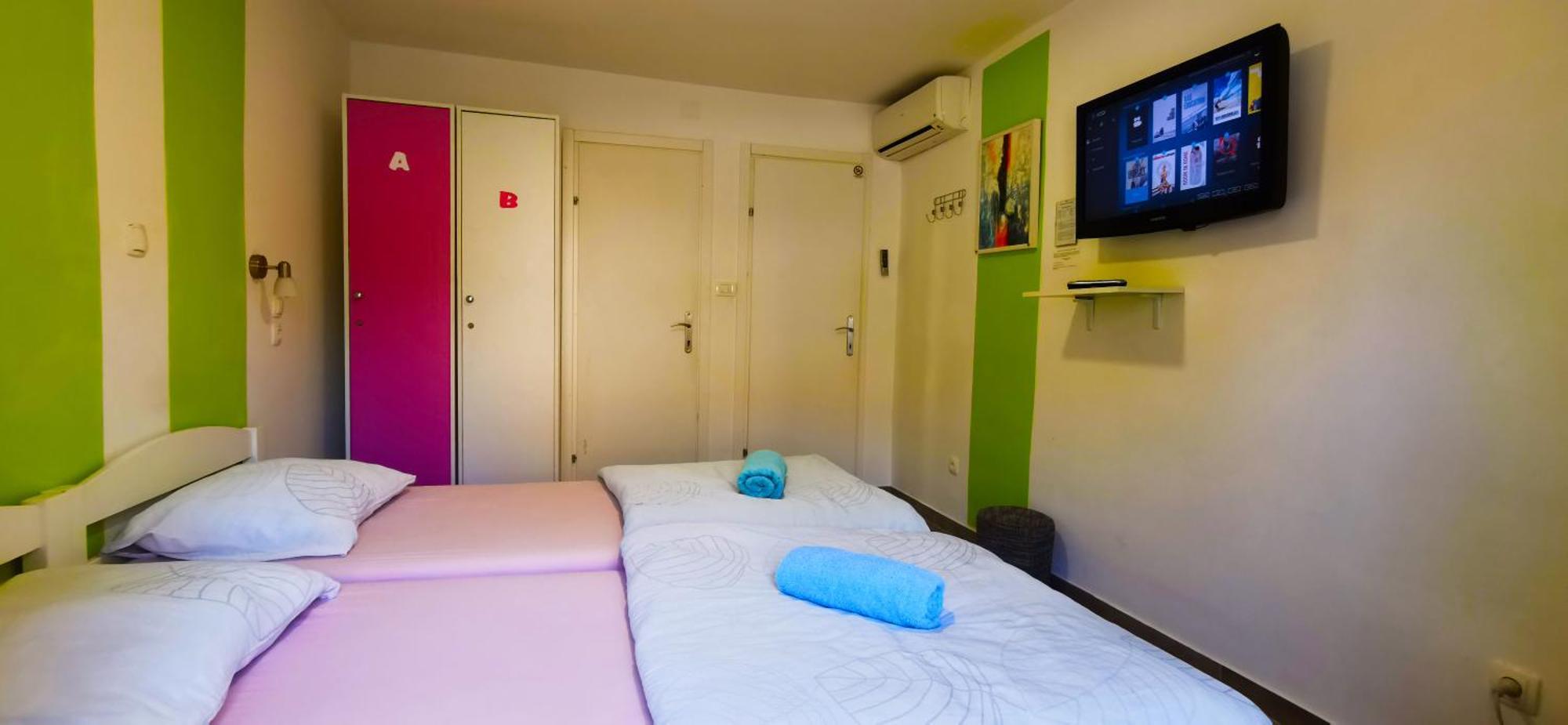 Croparadise Hostel Split Bagian luar foto